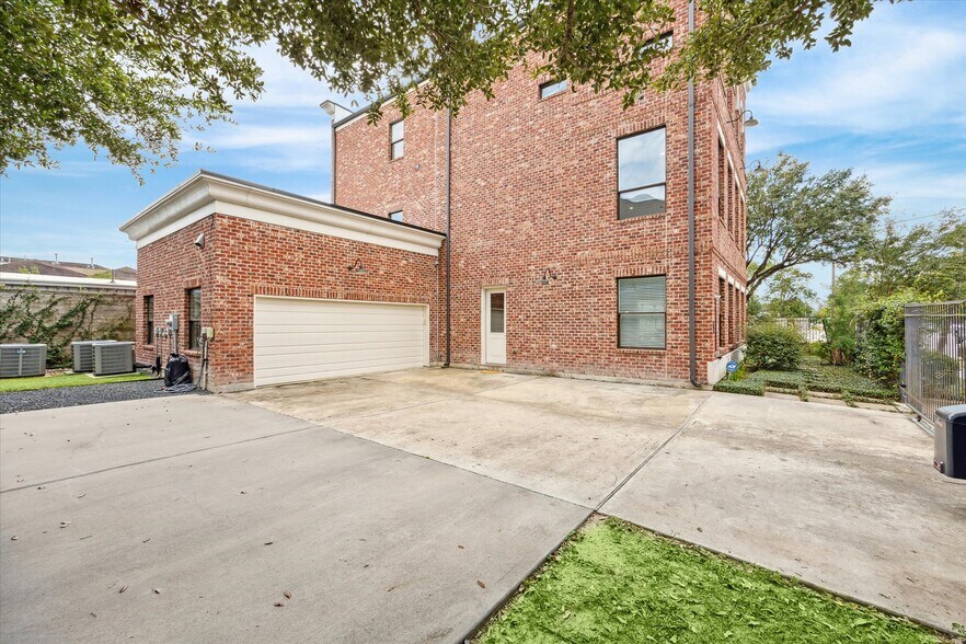 More Photos Of 128 W 17th St, Houston Loft Creative Space For Sale