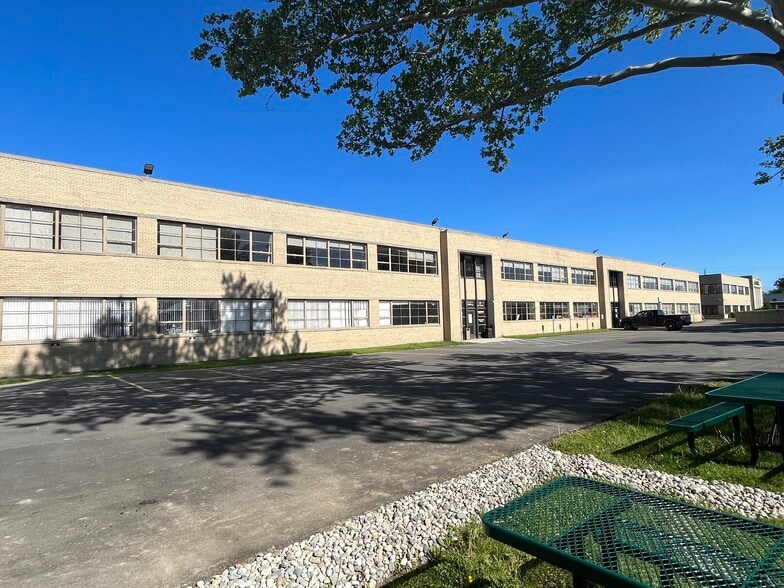 More Photos Of 6841 N Rochester Rd, Rochester Hills Unknown For Lease