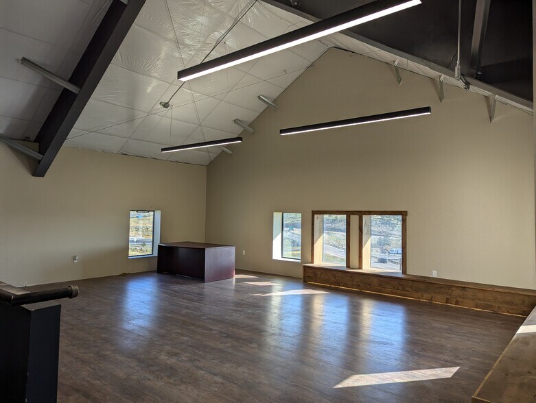 More Photos Of 64 Hyland Dr, Evergreen Showroom For Sale