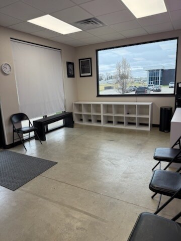 More Photos Of 800-814 Iowa Speedway Dr, Newton Office For Lease