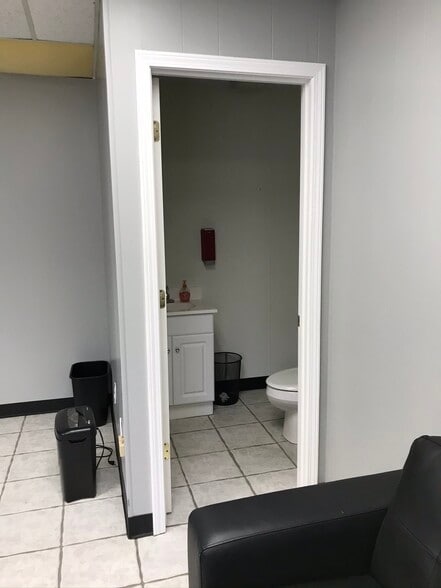 More Photos Of 472 Grimes Blvd, Lexington Warehouse For Lease