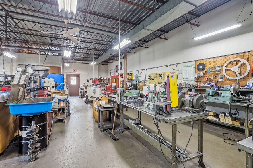 More Photos Of 3006 Avenue of the Cities, Moline Flex For Sale