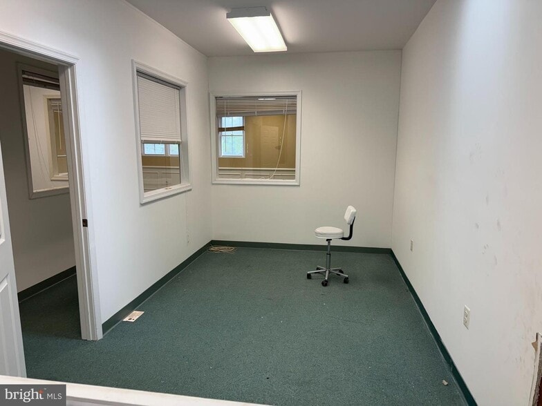 More Photos Of 225 Town Square Dr, Lusby Medical For Lease