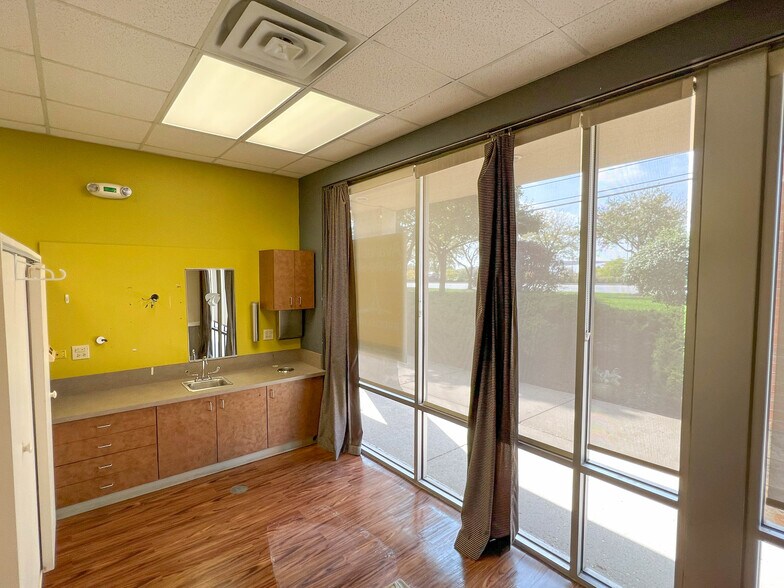 More Photos Of 181-185 N Barrington Rd, Schaumburg Storefront For Sale