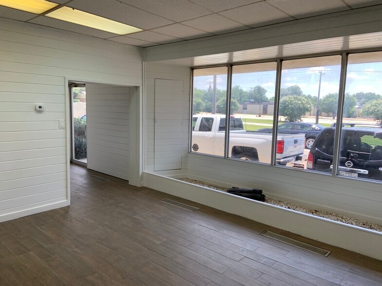 More Photos Of 10210 Monroe Dr, Dallas Light Distribution For Sale