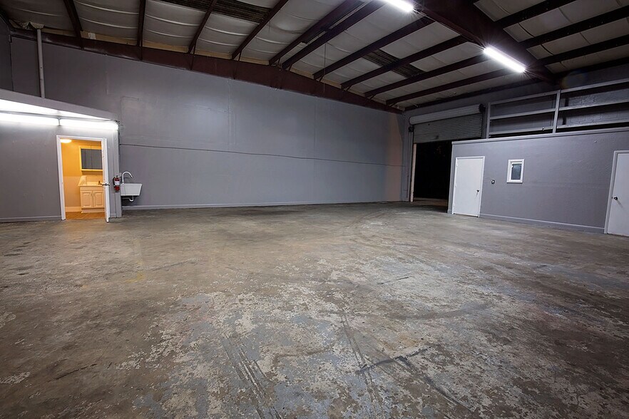 More Photos Of 1010 Park Ct, Safety Harbor Warehouse For Lease