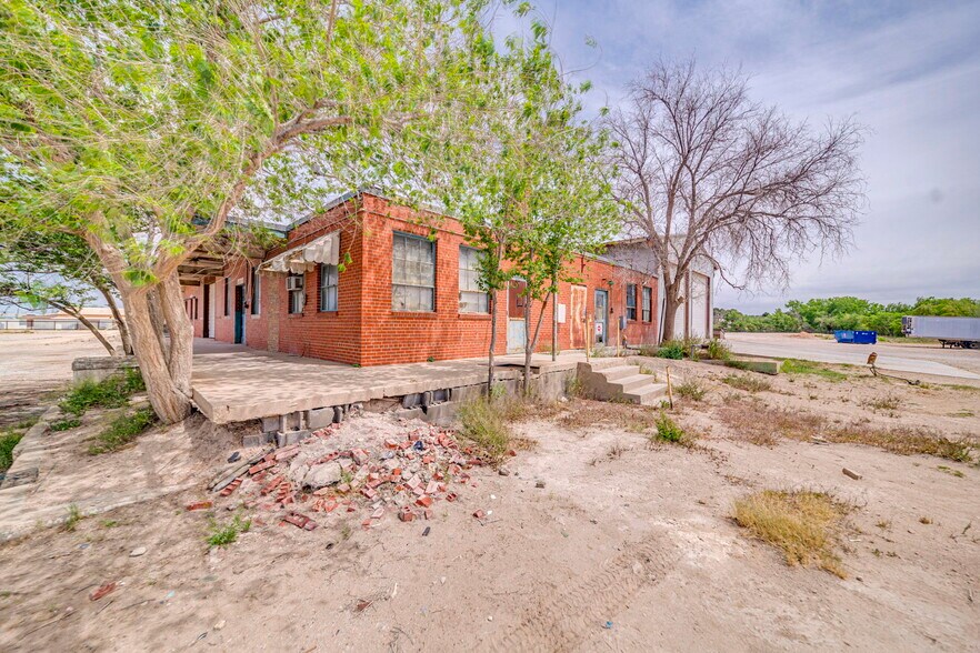 More Photos Of 2419 W Murphy St, Odessa Truck Terminal For Sale