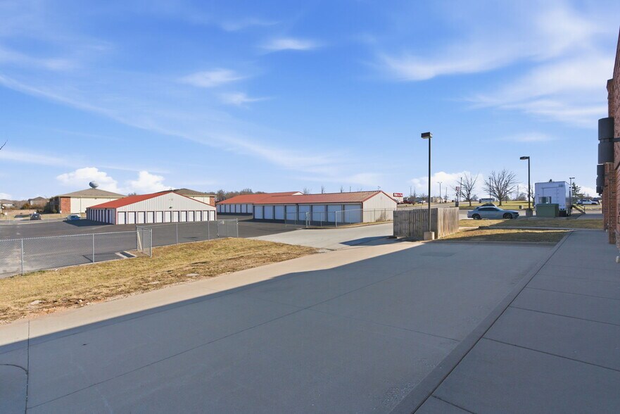 More Photos Of 5540-5550 N Farmer Branch Rd, Ozark General Retail For Lease