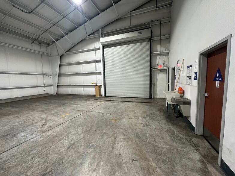 More Photos Of 4015 S Old Stage Rd, Mount Shasta Distribution For Lease