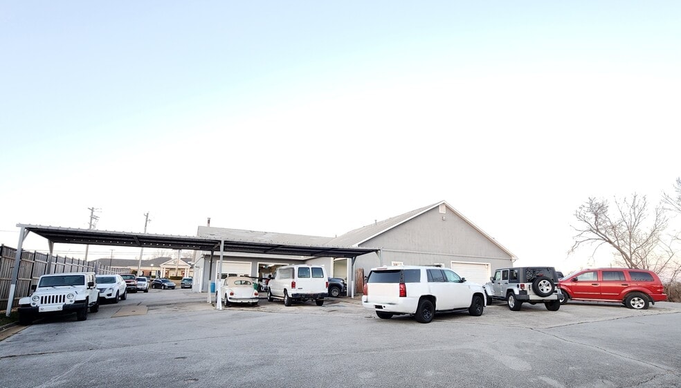 More Photos Of 3010 W Walnut St, Rogers Auto Repair For Sale