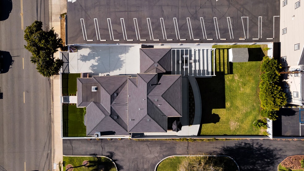 More Photos Of 308 E 18th St, Costa Mesa Shelter For Sale