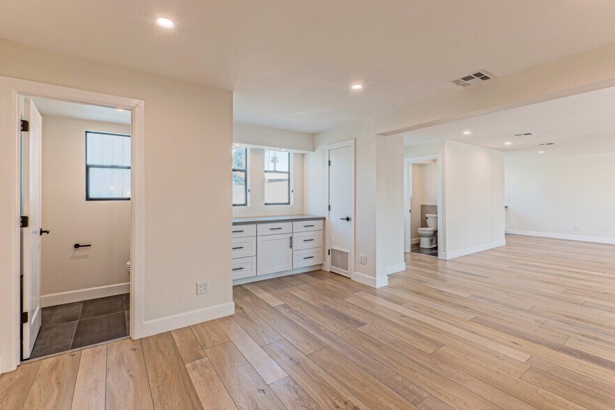 More Photos Of 3530 E Indian School Rd, Phoenix Office For Lease