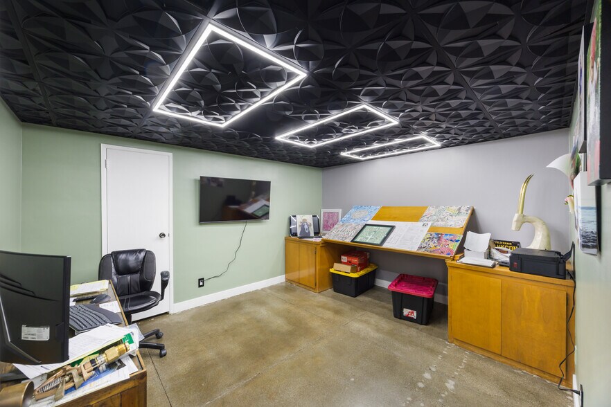 More Photos Of 14128 Paramount Blvd, Paramount Warehouse For Sale