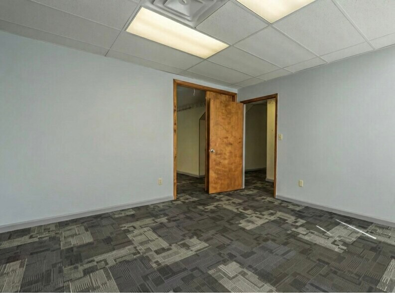 More Photos Of 150 W Rhea Ave, Spring City Medical For Sale