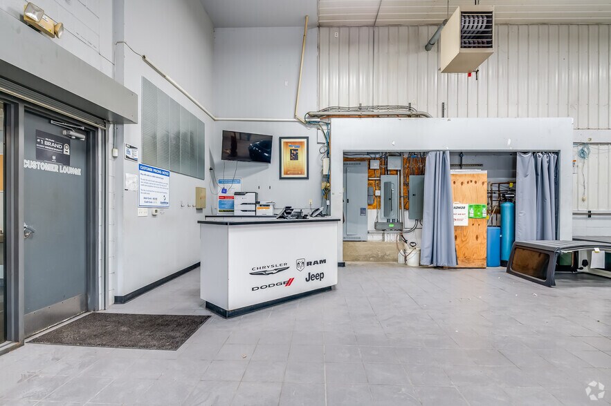 More Photos Of 3210 W Washington St, West Bend Auto Dealership For Lease