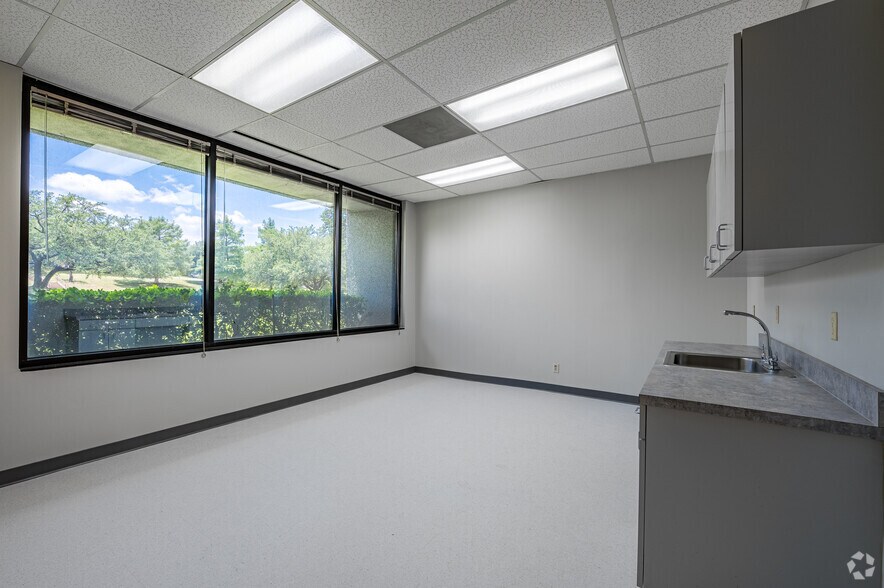 More Photos Of 1333 Corporate Dr, Irving Loft Creative Space For Lease