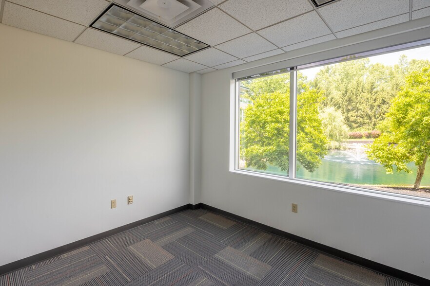 More Photos Of 7100 E Pleasant Valley Rd, Independence Office For Lease