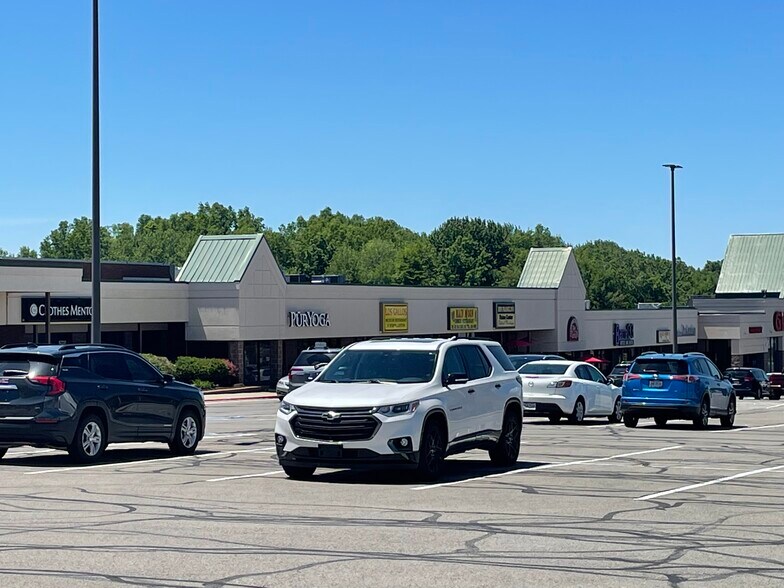 More Photos Of 8202-8280 E Market St, Warren Unknown For Lease