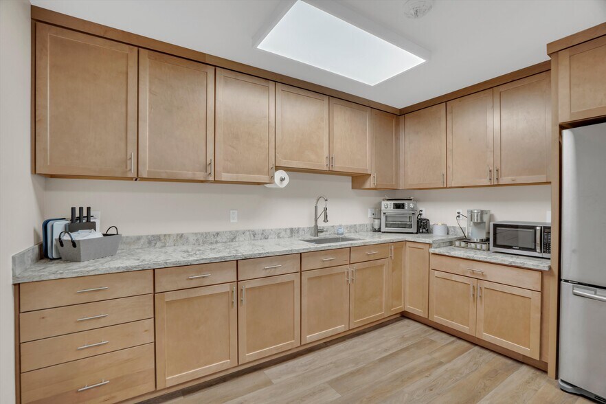 More Photos Of 5380 Gateway Plaza Dr, Benicia Industrial For Sale