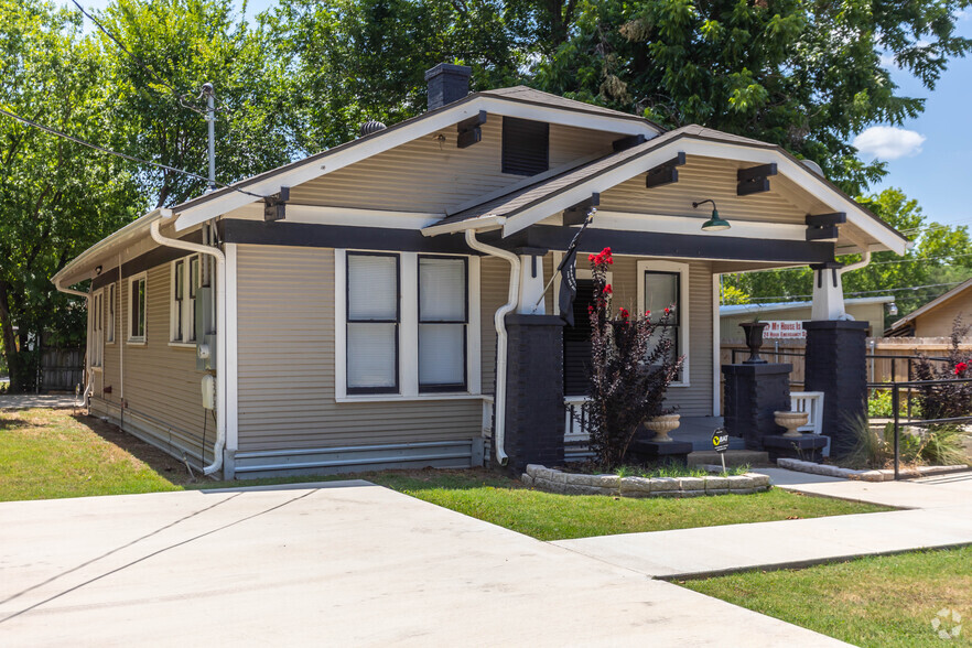 Primary Photo Of 202 N Grand Ave, Waxahachie Office For Sale