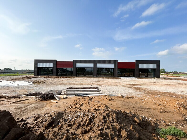 More Photos Of 911 Center St, Rogersville General Retail For Lease