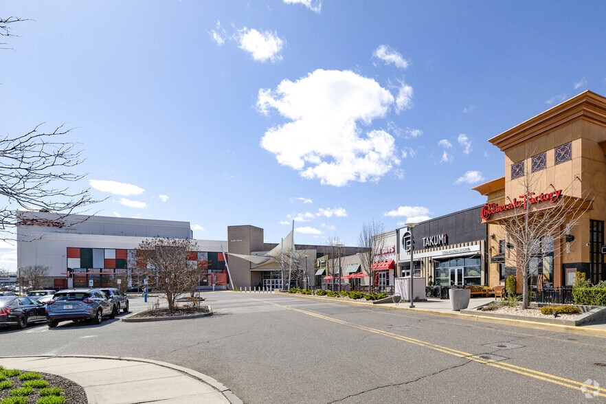 More Photos Of 1701 Sunrise Hwy, Bay Shore General Retail For Lease
