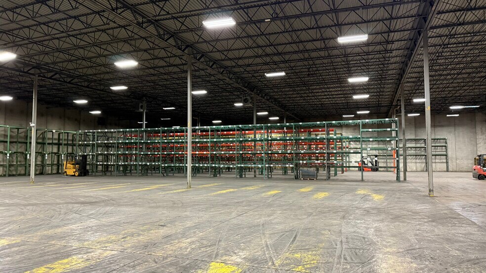 More Photos Of 937 N Lombard Rd, Lombard Industrial For Lease