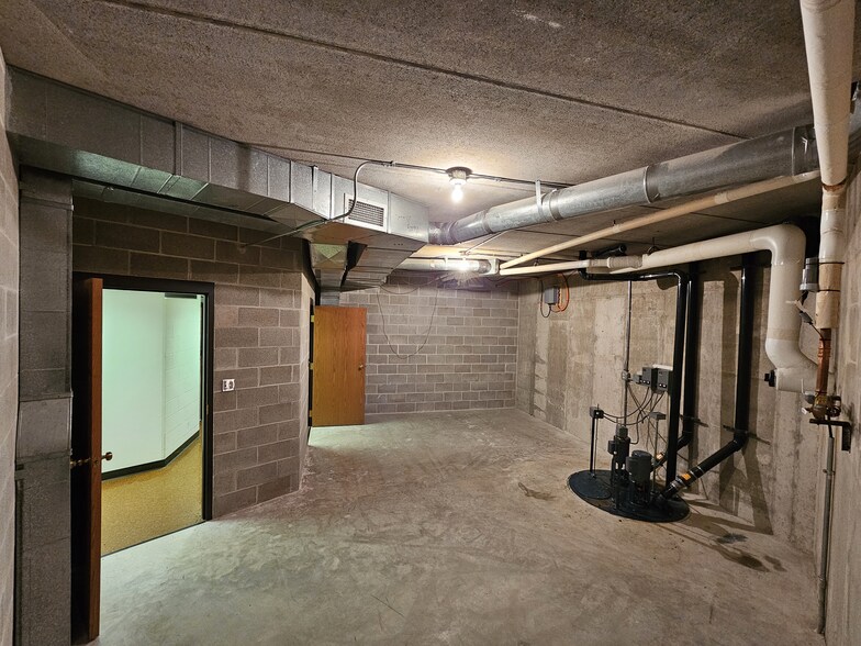 More Photos Of 1093 Appleton Rd, Menasha Office For Sale