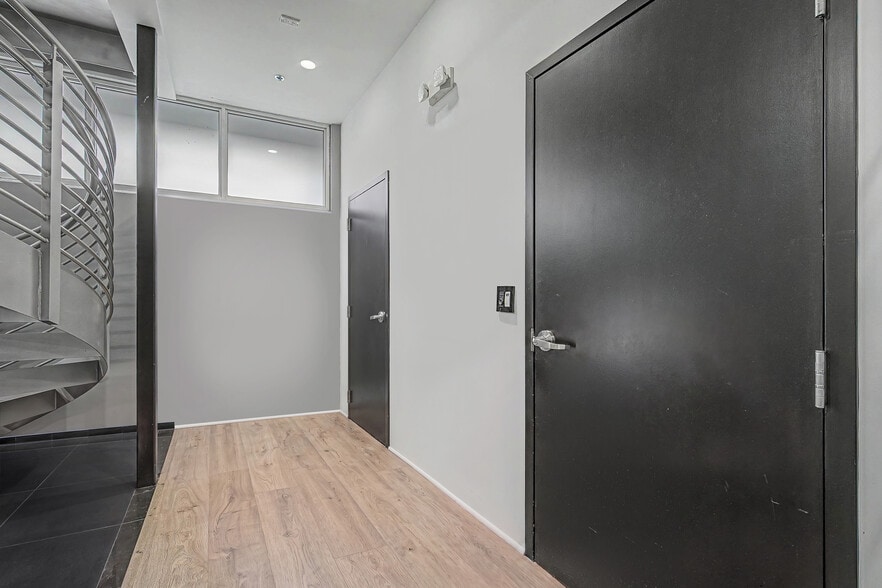 More Photos Of 6030 NW 102nd Ave, Doral Showroom For Sale