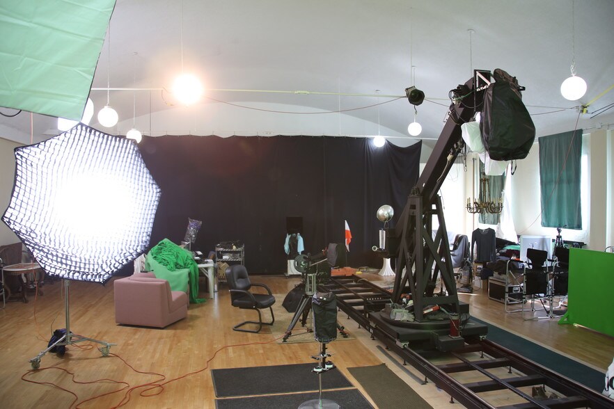 More Photos Of 7746 Foothill Blvd, Tujunga Movie Radio TVStudio For Sale