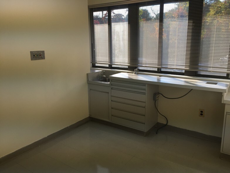 More Photos Of 65 Mountain Blvd, Warren Medical For Sale