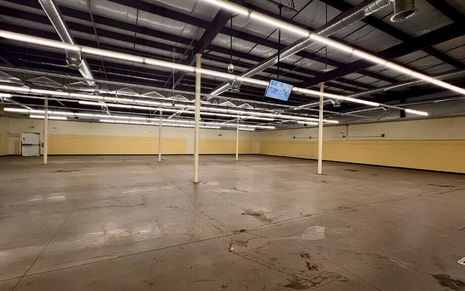 More Photos Of 6629 Airport Rd, Santa Fe Freestanding For Lease