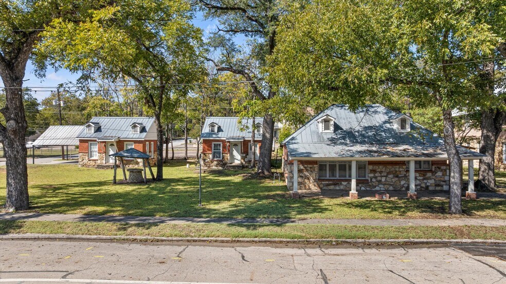 More Photos Of 301 NE Barnard St, Glen Rose Office For Sale