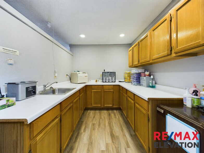 More Photos Of 915 W Fetterman St, Buffalo Office For Sale
