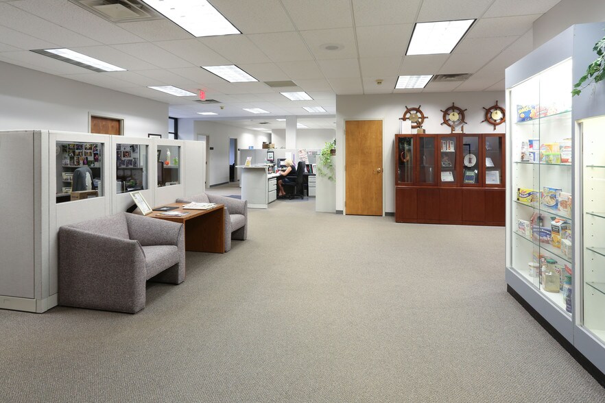 More Photos Of 405 N French Rd, Amherst Light Distribution For Lease