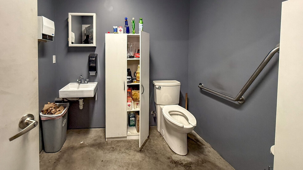 More Photos Of 9013-9021 Jim Bailey Rd, Kelowna Manufacturing For Sale