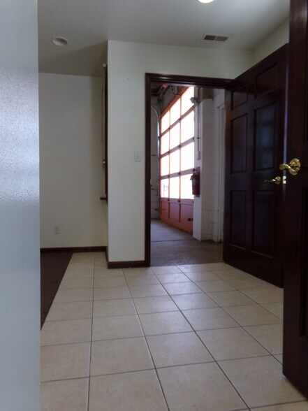 More Photos Of 39 E William St, Delaware Light Distribution For Lease