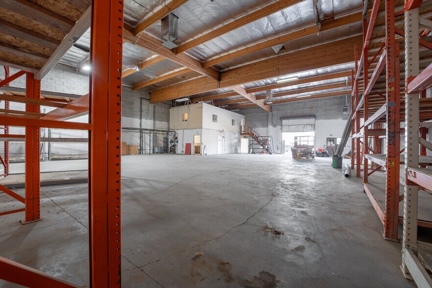 More Photos Of 39360 3rd St E, Palmdale Warehouse For Lease