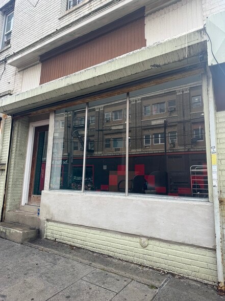 Primary Photo Of 1564 Castleton Ave, Staten Island General Retail For Lease