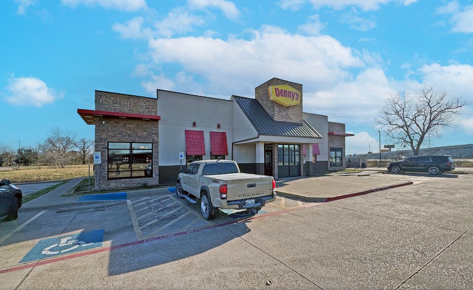 Primary Photo Of 709 N Interstate 35, Waco Restaurant For Lease