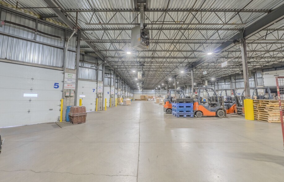 More Photos Of 13150 Boul Métropolitain E, Montréal Distribution For Sale