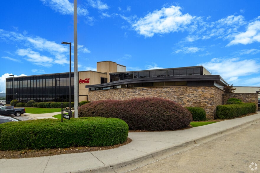 More Photos Of 4600 E Lake Blvd, Birmingham Warehouse For Sale