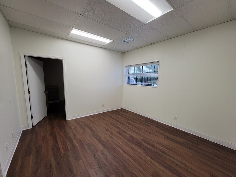 More Photos Of 11549 Old Perrin Beitel Rd, San Antonio Light Manufacturing For Lease