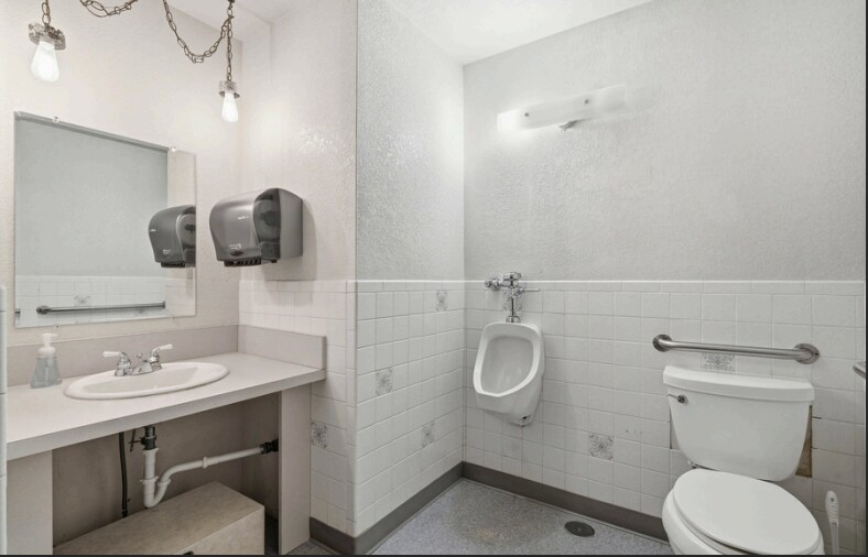 More Photos Of 730 E 21st St, Casper Flex For Sale