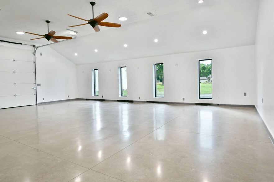 More Photos Of 3019 Parkman Rd NW, Warren Flex For Sale