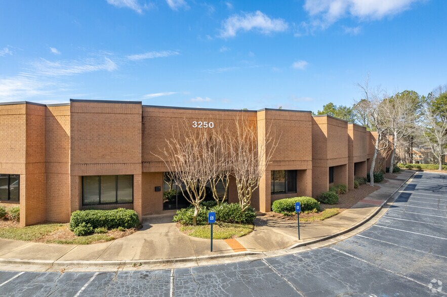 More Photos Of 3250 Peachtree Corners Cir, Peachtree Corners Warehouse For Lease