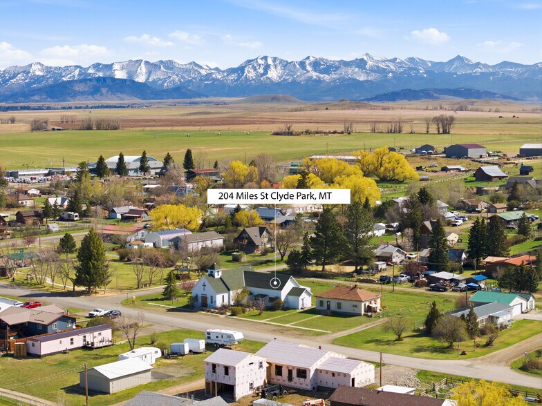 More Photos Of 210 Miles Ave, Clyde Park Specialty For Sale