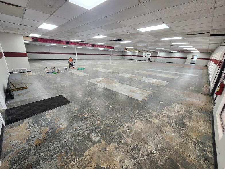 More Photos Of 732 W Kennedale Pky, Kennedale Service For Lease