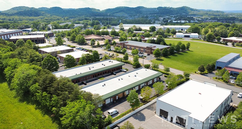 More Photos Of 123 SE Parkway Ct, Franklin Showroom For Lease