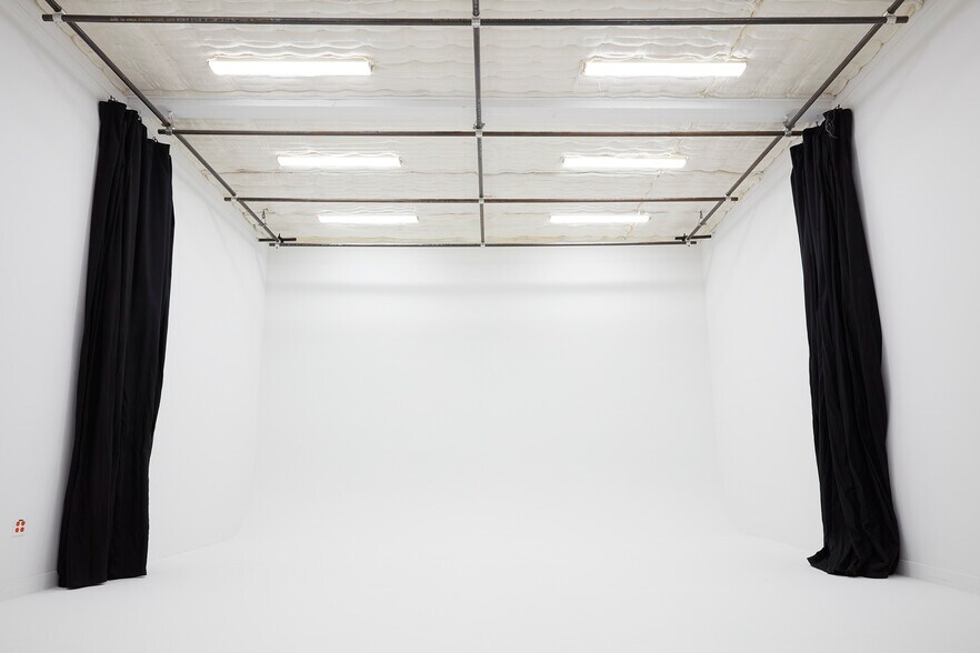 More Photos Of 3747 NE Sandy Blvd, Portland Office For Sale